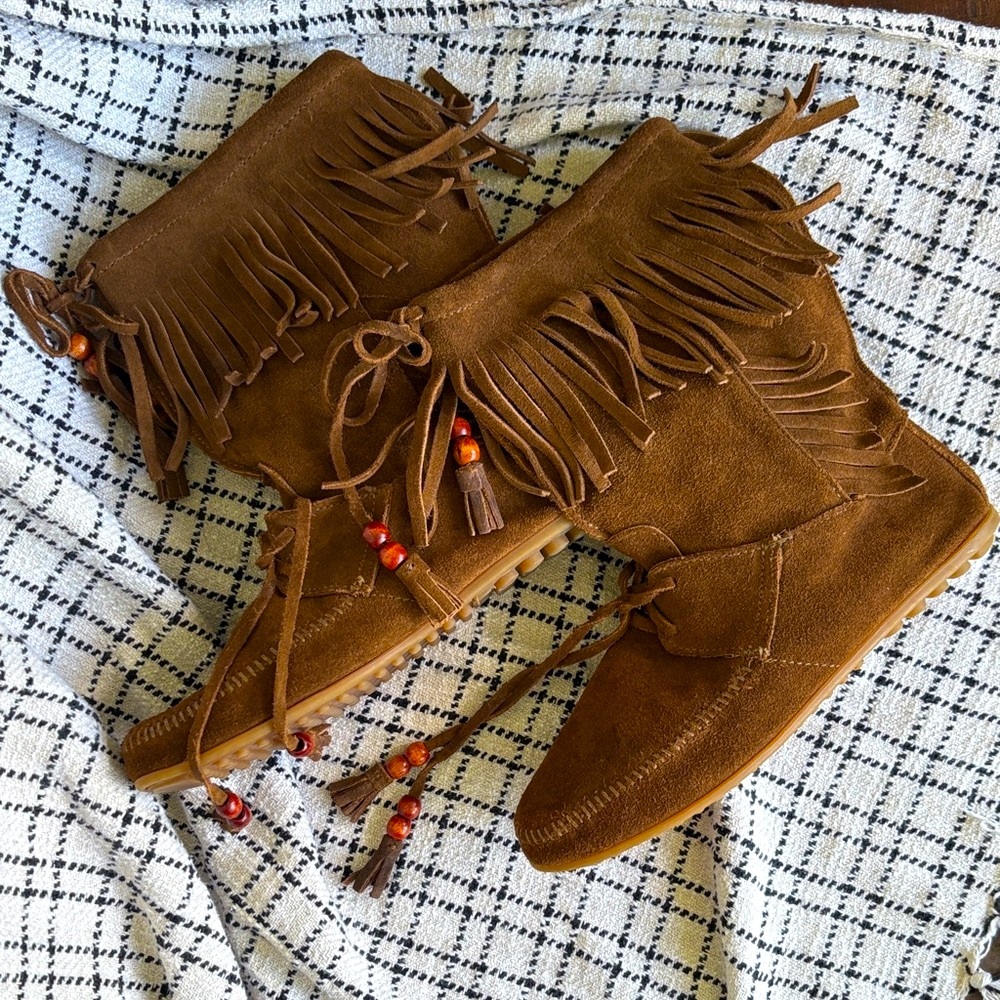 Minnetonka Fringe Beaded Moccasin Leather Boot Textured Grip Sole Women Size 10